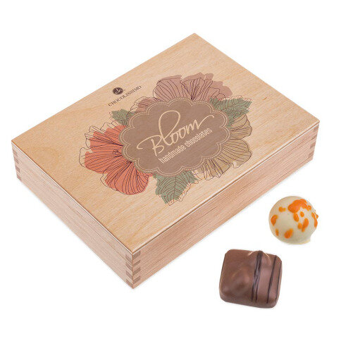 aukščiausios kokybės medinė dėžutė su gardžiais saldainiais