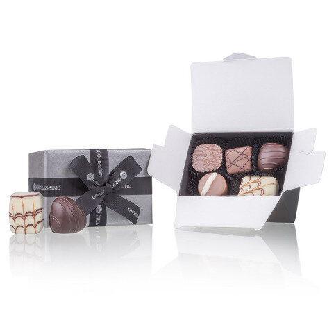 Dėžutėje rasite 12 skaniausių praline saldainių iš Chocolissimo. Dėžutė yra supakuota į sidabrinį popierių ir perrišta juoda Chocolissimo juostele.