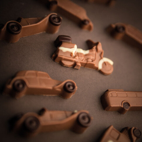 šokoladiniai automobiliai, šokoladinių automobilių rinkinys, šokoladinis autobusas, šokoladinis motociklas, šokoladinės figūrėlės