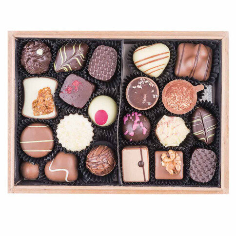 šokoladinė dovana moteriai, rankų darbo praline saldainiai medinėje dėžutėje