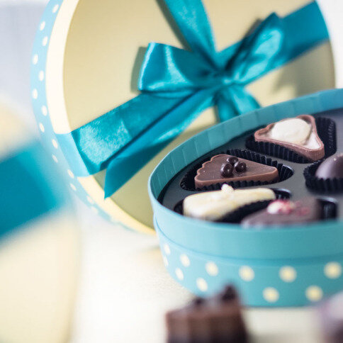 praline saldainiai moteriai, šokoladukai Valentino dienai, torto gabalėlių formos praline saldainiai