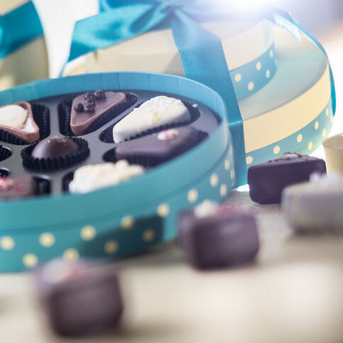 torto gabalėlių formos praline saldainiai, rankų darbo šokoladas, šokolado dovana