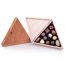 tiškirtinė šokolado dėžutė, trikampė medinė dėžutė, prestižinė praline dėžutė