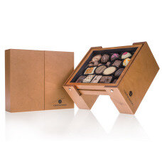 okume medienos dėžutė, elegantiški praline saldainiai medinėje dėžutėje