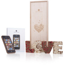šokoladinis smartphone ir užrašas LOVE - dovana iš širdies