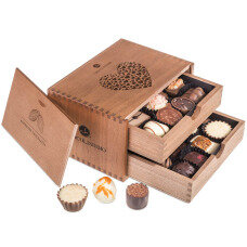 elegantiška šokolado dėžutė Valentino dienai, medinė šokolado dėžutė, elegantiška medinė dėžutė su praline